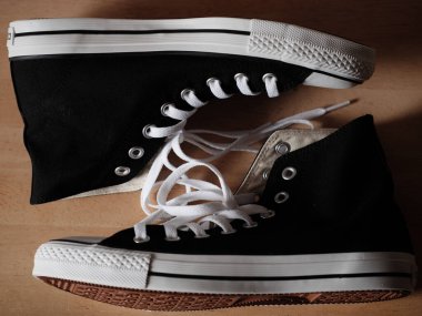 Siyah beyaz spor ayakkabıların fotoğrafı.