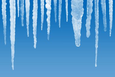 bir çok sarkıt ve mavi gökyüzü