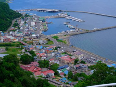 Deniz ve dağa yakın bir şehir