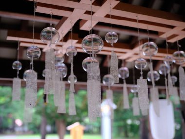 Yaz ormanında rüzgar çanı