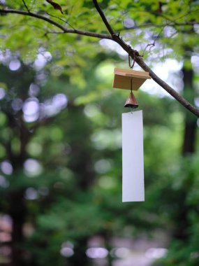 Yaz ormanında rüzgar çanı