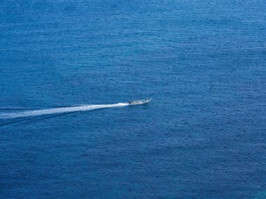 Mavi denizde beyaz dalga