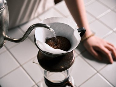 Kahve çekirdeklerine sıcak su dök.