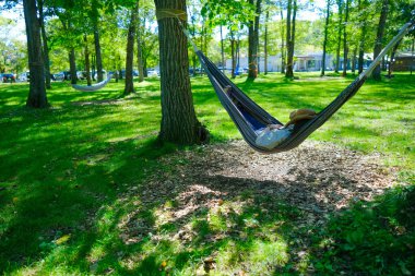 Hamakta uyuyan kadın