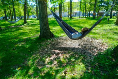 Hamakta uyuyan kadın