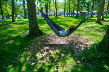 Hamakta uyuyan kadın