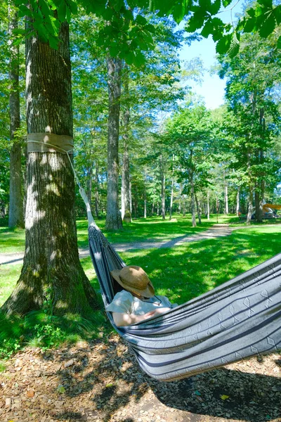 Hamakta uyuyan kadın