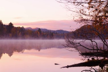 Gölün üzerinde güzel bir gün doğumu