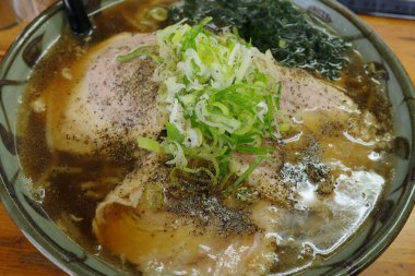 Soya sosu aromalı siu ramen.