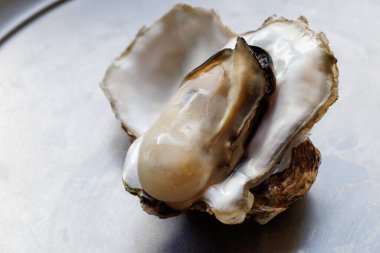 Kabuklarında istiridye pişirdiler.