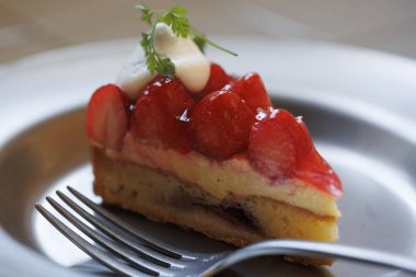 Gümüş tabakta çilekli turta