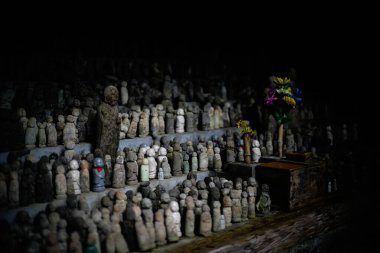 Bir sıra taş Buda heykelleri.