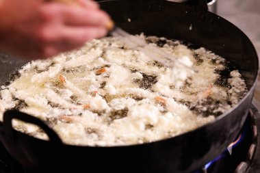 Japon mutfağında tenpura kızartıyorum.