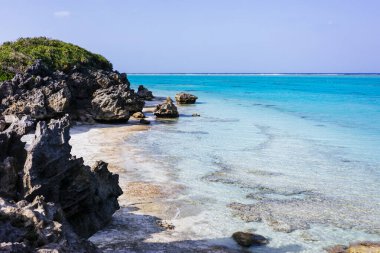 Yoron adasının kobalt mavisi denizi
