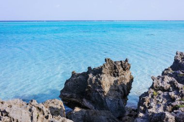 Yoron adasının kobalt mavisi denizi