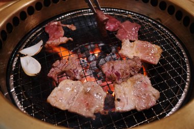 Tel askıda ızgara et.