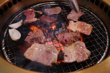 Tel askıda ızgara et.