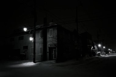 Kar yağan gece manzarası