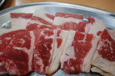 Gümüş tabakta kalp eti