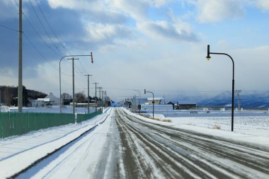Kış sabahları kaygan yol