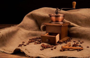Kahve değirmeni ve kahve çekirdekleri ile natürmort