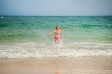 Kız sıçraması denizin ile kaçıyor