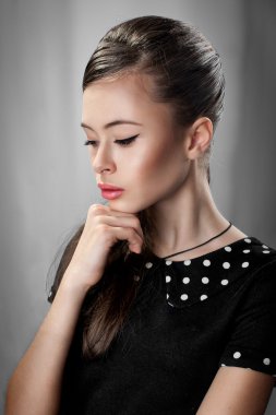 retro tarzı bir kızın portresi