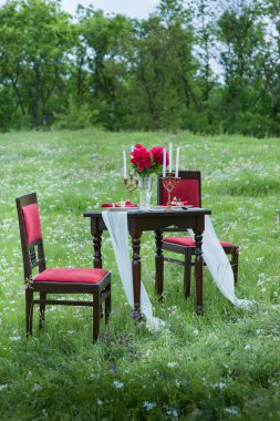 Öğle yemeği açık havada sandalye ve masa