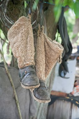 ağaçta asılı eski kirli botları