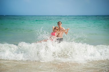 mutlu çift deniz ve dalgalar