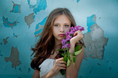 Bir leylak dalı tutan genç kız