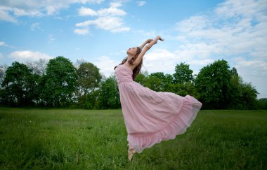 bir alandaki uzun elbise dansları balerin kız