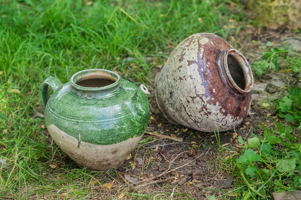 Zwei alte zerbrochene Krüge liegen auf dem Boden — Stockfoto