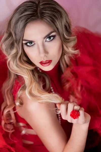 Menina bonita em vermelho — Fotografia de Stock