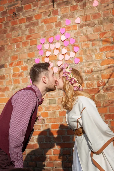 Couple baisers sur le fond mur ombre coeurs — Photo