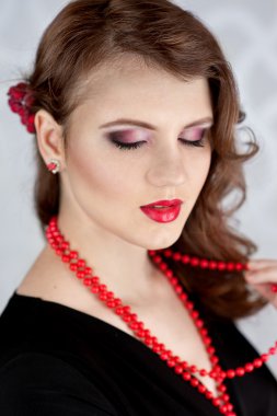 Kapalı gözlü güzel kız