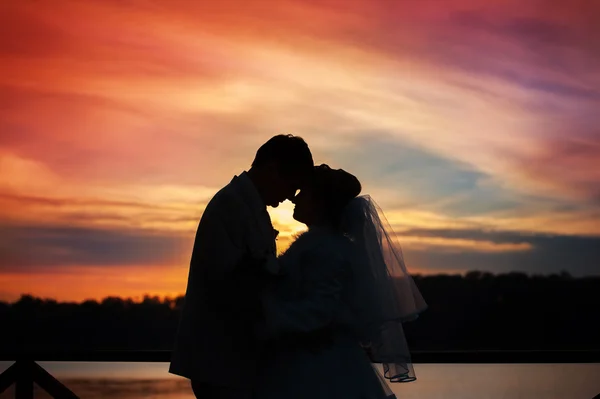 Mariage de la mariée et le marié au coucher du soleil — Photo