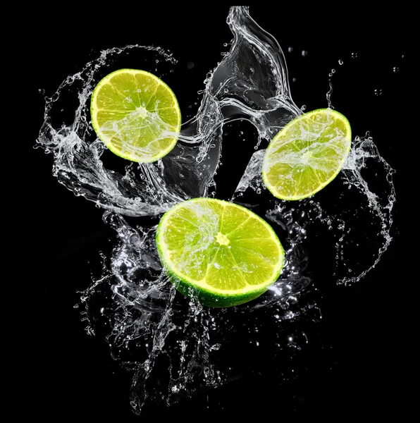 Świeżej limonki z wody powitalny na białym na czarnym tle — Zdjęcie stockowe