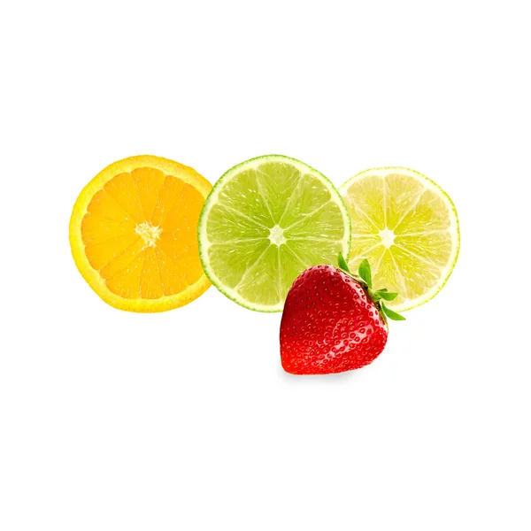 Gula citrusfrukter (orange, lime, citron) och jordgubb på vit bakgrund — Stockfoto