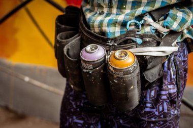 Bir sokak sanatçısının vücuduna sprey boya torbası boşaltıyorum.