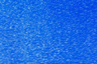 Bulanık ve odaklanmış elementlerle soyut mavi arkaplan. Noel ve Yeni Yıl kutlamaları için uygun bir kış tatili temasını temsil ediyor.