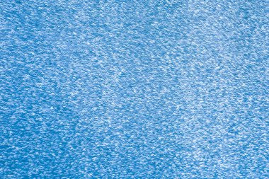 Mavinin tonlarında bulanık arkaplan. Sahne, Noel ve Yeni Yıl temaları için uygun bir kış tatili atmosferini çağrıştırıyor.