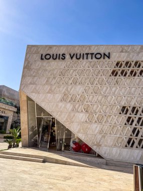 Bodrum, Türkiye - 26.05.2025: Louis Vuitton Türkiye 'de Palmarina Bodrum Marina' da mağaza girişi.