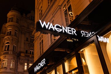 Viyana, Avusturya - 15 Aralık 2025: Viyana, Avusturya 'da Wagner mağaza cephesi. Aydınlatılmış işaret, marka adını şık bir arkaplanda belirgin bir şekilde gösterir.