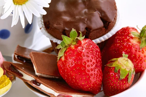 Strawberry with chocolate and cupcake. — Stock Photo, Image