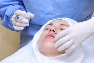 enjeksiyon yapılan bir klinik kozmetik tedavi.
