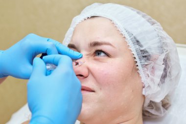 Anti-yaş enjeksiyon tedavisi. Kırışıklık Azaltma taklit.