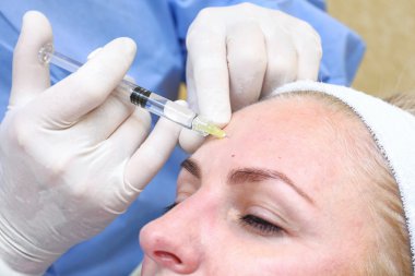 Anti-yaş enjeksiyon tedavisi. Kırışıklık Azaltma taklit.