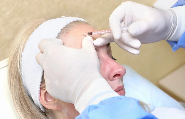 Terapia de inyección anti-edad. Reducción de arrugas simétricas . —  Fotos de Stock