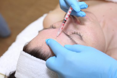 Anti-yaş enjeksiyon tedavisi. Kırışıklık Azaltma taklit.